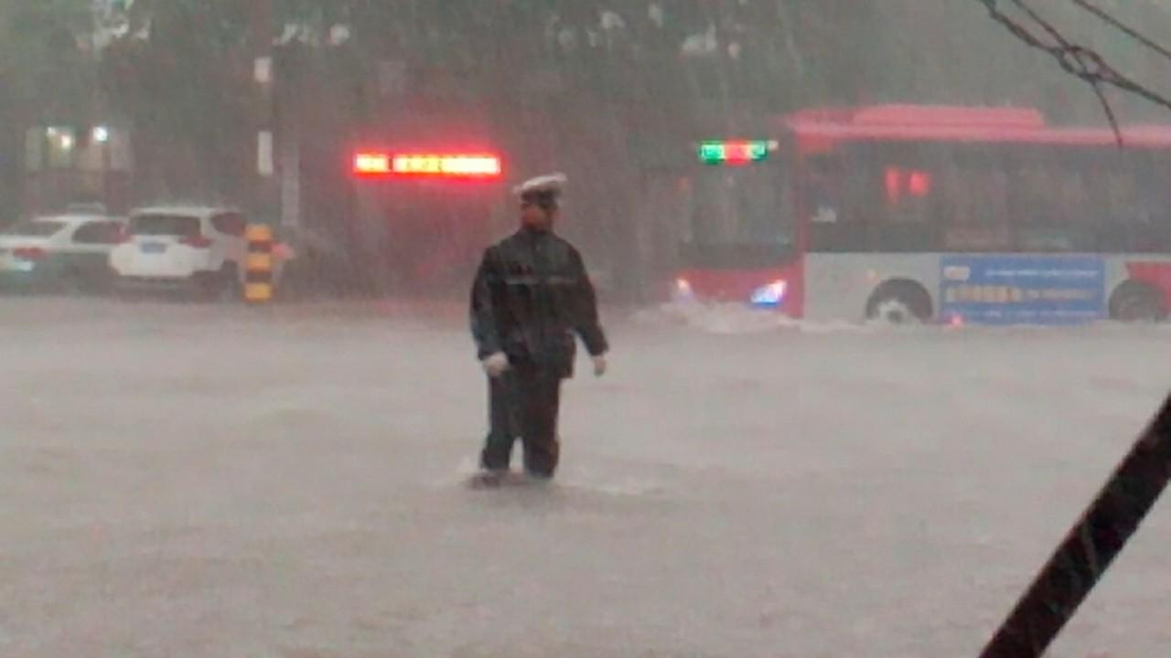 石家庄暴雨致多车被淹，应对与反思