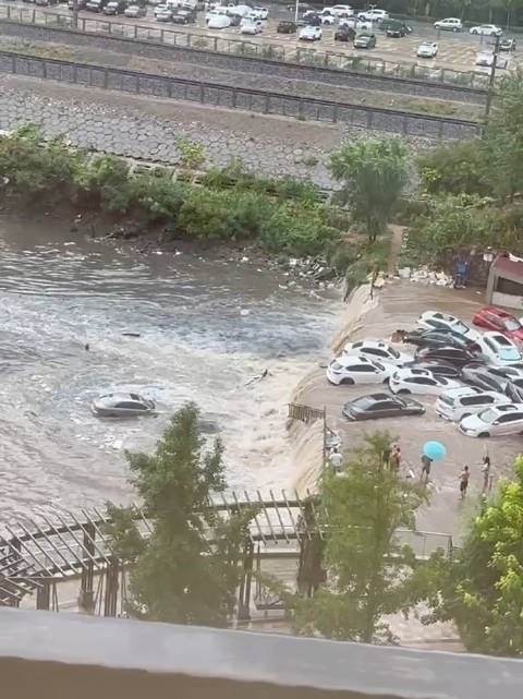 大连暴雨，街道积水成河，城市如何应对自然之力