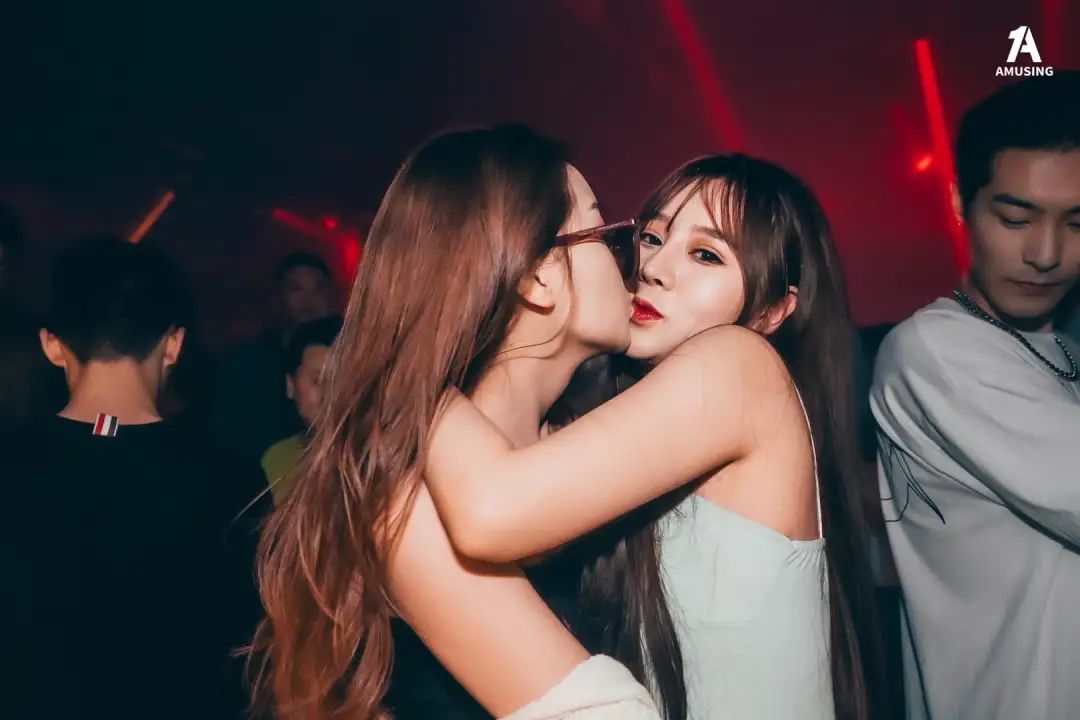 在家vs夜店视频直播,同一个镜头,两种截然不同的真实 在家vs夜店视频直播,同一个镜头,两种截然不同的真实